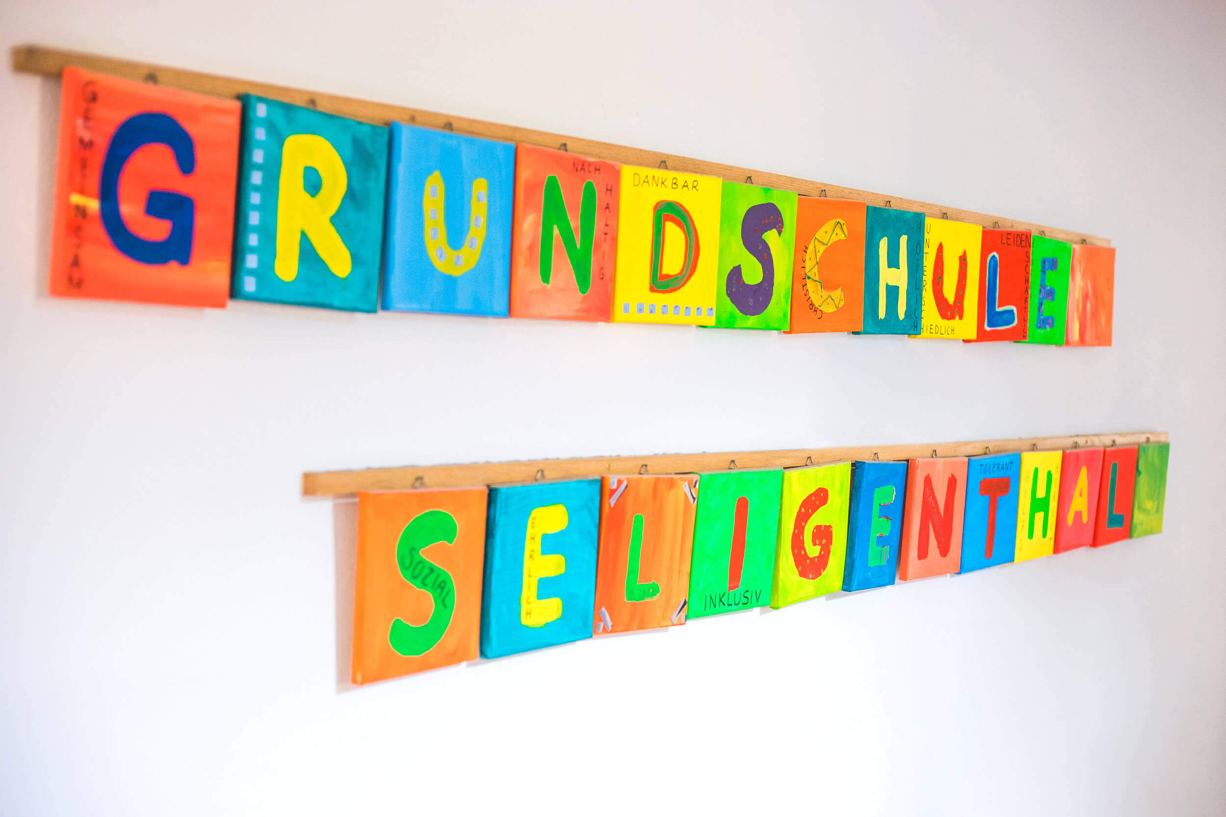 Grundschule Seligenthal Eingangsschild